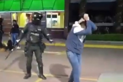 Acusan a los agentes policiales de violencia tras intento de desalojo de sitio