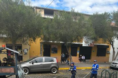 Tumbaco. Los obreros municipales limpiaron plazas calles desde 06:00.