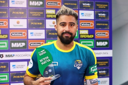 Cristian Noboa recibe el premio al jugador más destacado del partido