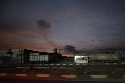 Al Niusairat (---), 10/12/2023.- Flames and smoke rise from Al Niusairat refugee camp following Israeli air strikes in the southern Gaza Strip, 10 December 2023. More than 18,000 Palestinians and at least 1,200 Israelis have been killed, according to the Gaza Government media office and the Israel Defense Forces (IDF), since Hamas militants launched an attack against Israel from the Gaza Strip on 07 October, and the Israeli operations in Gaza and the West Bank which followed it. EFE/EPA/MOHAMMED SABER