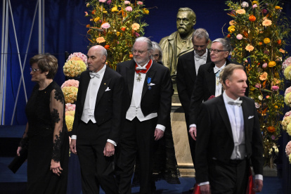 Stockholm (Sweden), 10/12/2023.- The 2023 Nobel laureates (L-R) in Physiology or Medicine Katalin Kariko and Drew Weismann, Literature Jon Fosse attend the Nobel Prize 2023 award ceremony at the Concert Hall in Stockholm, Sweden, 10 December 2023. (Suecia, Estocolmo) EFE/EPA/CLAUDIO BRESCIANI SWEDEN OUT