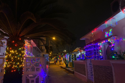 Escenario. En algunas casas o callejones enteros de la ciudad predomina el espíritu navideño. Esto, a fin de alegrarse el alma y olvidar lo malo, alegan.