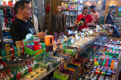 AME3235. MONTEVIDEO (URUGUAY), 09/12/2023.- Personas venden mercancía en la ExpoCannabis hoy, en Montevideo (Uruguay). La ExpoCannabis en Uruguay cumple este fin de semana 10 años apostando a la "desestigamatización", en un evento que durante todas sus ediciones ha recibido a unos 150.000 participantes y que va de la mano del proceso de legalización de la marihuana en el país suramericano. EFE/ Raul Martinez
