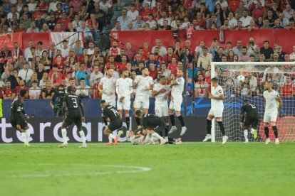 Hinchas de Sevilla tendrán prohibido el ingreso del partido ante Lens en Francia