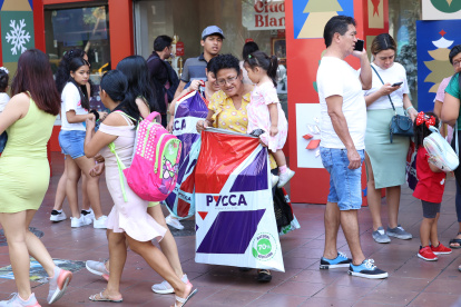 Centro. La Bahía estuvo llena de compradores el fin de semana, las tiendas con clientes, pero sin aglomeraciones extremas.