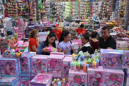 Pelucas y Postizos. En este local las fundaciones, iglesias y deportistas compran juguetes por docenas.