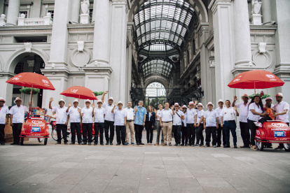 Acción. Los heladeros muestran el atuendo que van a utilizar.