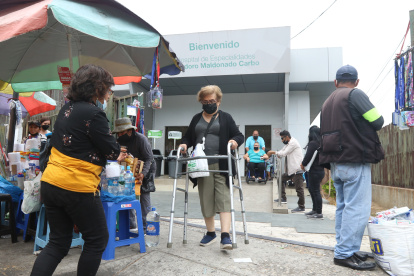 Pacientes y familiares en la puerta de ingreso del Hospital Teodoro Maldonado Carbo, del IESS, en Guayaquil