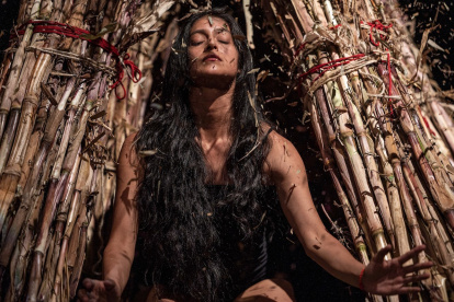 1. Tejidos. Movimientos al compás de la música junto a una escenografía adornado con material cultural y autóctono quichua.