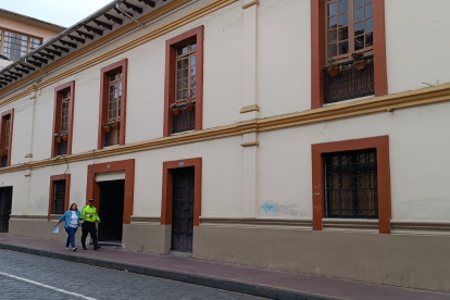 Imagen referencial. La Comandancia de la Policía queda a pocas cuadras de donde se registró el asalto al consultorio médico, en el centro de Cuenca.