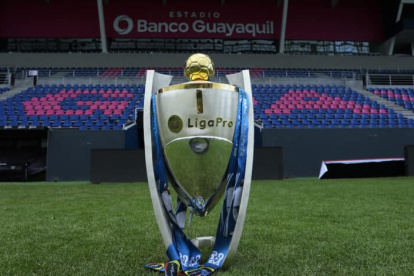 Trofeo de la LigaPro que será entregado el próximo domingo al campeón del futbol ecuatoriano