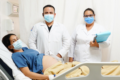 EL cónyuge o conviviente, y los hijos menores de 18 años del afiliado pueden gozar de los servicios de salud