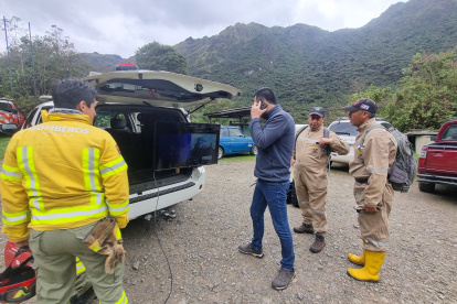 Bomberos de Cuenca trabajan en la zona para controlar el fuego.