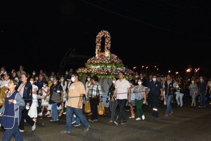 Los feligreses salen de la parroquia San Alberto Magno