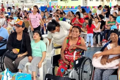 Programa. La ONG entregó pañales a los adultos mayores.