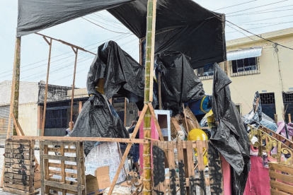 Cuidado. Las figuras quedan cubiertas por metros de plástico.