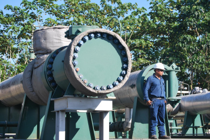 Desmontar el Bloque 43, que abarca los campos Ishpingo-Tambococha-Tiputini (ITT), en la Amazonía de Ecuador, podría costar al menos 1.800 millones de dólares, una cifra muy superior a la estimada inicialmente, informó este lunes el saliente gerente general interino de la empresa estatal Petroecuador, Reinaldo Armijos.

Este año, los ecuatorianos aprobaron en un inédito plebiscito cesar la explotación del Bloque 43-ITT, un importante yacimiento de crudo para el país, situado en el Parque Nacional Yasuní, considerado el corazón de la Amazonía ecuatoriana.

Armijos reveló este lunes que el desmontaje del bloque "puede llegar a costar al menos unos 1.800 millones de dólares, (aunque) inicialmente se pensaba que eran 600 o 700" millones de dólares.

"Allá no hay vías, se tiene que sacar todo por gabarras" dijo en el canal Teleamazonas al asegurar que el bloque es "bastante grande", con una proyección de producción de al menos 150.000 barriles al día, si bien actualmente extraer unos 58.000.

El desmontaje será una de las tareas que estarán a cargo del nuevo gerente general de Petroecuador, el economista Eduardo Miranda, cuyo nombramiento se conoció este mismo lunes.

Proceso ordenado
Armijos señaló que calculan que haya "una declinación de 58.000 a 41.000 barriles hasta el 31 de agosto del 2024" y a partir de ahí "se hace todo un contingente y empieza el apagado electrónico de todos los pozos, de bombas, y del paso de energía para poder producir".

Entretanto, deben mantenerse los contratos, pues no los pueden dar por terminado de forma unilateral, y se deben realizar los estudios para el desmontaje y las gestiones ambientales, respectivas, añadió.

Armijos detalló que entre un 35 % o un 40 % de los taladros, torres de perforación, bombas, tuberías, estaciones, entre otros, se puede reutilizar en otros campos o bloques.

Sobre el resto de activos, espera que los técnicos determinen una manera eficiente para reutilizarlos.

De acuerdo a Petroecuador, la construcción del Bloque 43-ITT, que comenzó a operar en 2016, tuvo un coste de unos 2.000 millones de dólares, mientras que el valor de sus reservas de petróleo fue calculado en 2022 en unos 13.600 millones de dólares para los siguientes veinte años.

Larga batalla
La consulta nacional sobre el Bloque 43-ITT fue promovida por el colectivo ambientalista Yasunidos, después de reunir 757.000 y librar una batalla legal de diez años con los órganos electorales de Ecuador.

El Bloque 43-ITT ocupa un sector del Yasuní, un área natural protegida que abarca un millón de hectáreas y que alberga más de 2.000 especies de árboles y arbustos, 204 de mamíferos, 610 de aves, 121 de reptiles, 150 de anfibios y más de 250 de peces.

También en su interior habitan los tagaeri, taromenane y dugakaeri, pueblos indígenas en aislamiento voluntario cuya zona intangible limita con el Bloque 43-ITT.