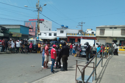 El comerciante quedó tendido sobre la vía, a un costado del mercado de La Libertad.