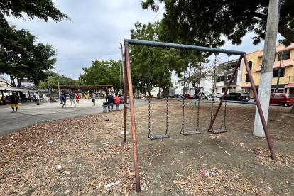 Sin mantenimiento. Los típicos juegos infantiles están oxidados, decolorados y con heces fecales de animales, en La Garzota.