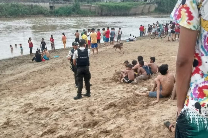 La niña se hundió, aparentemente, por ayudar a otro menor de edad en el afluente.