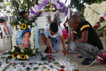 Familiares y amigos asisten hoy al velorio de Michelle Dayana González, una menor de 14 años que fue asesinada y descuartizada en un centro automotor, en Cali (Colombia).