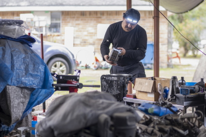 Gelasio Velázquez Saldierna, mecánico automotriz y natural de San Luis Potosí (México), trabaja en el taller informal que tiene en su domicilio, el 2 de diciembre de 2023, en Houston, Texas (EE.UU.).