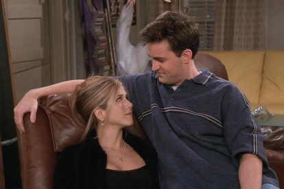 Jennifer Aniston y Matthew Perry durante una escena del programa Friends, uno de los seriados más emblemáticos de la televisión de los años 90.