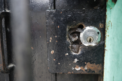 El grupo de sicarios destruyó la chapa de la puerta para acceder al domicilio y asesinar a quienes estaban en el interior.