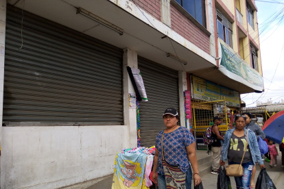 Escena. Ciudadanos recibieron con sorpresa la decisión de las tiendas.