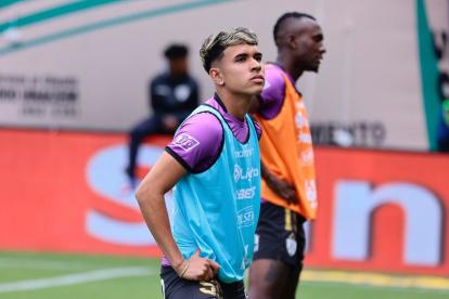Algunos jugadores buscan cambios de look. Es el caso de Kendry Páez, que ahora luce reflejos rubios.