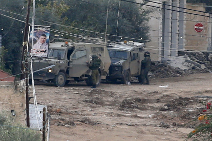 Gaza. varios soldados de Israel supervigilan una zona de la Franja.