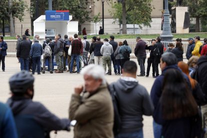Personas hacen fila para obtener un ejemplar de la propuesta constitucional, el 17 de noviembre 2023, en Santiago (Chile).