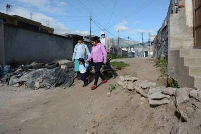 Situación. Piedras y tierra se acumulan en esta calle de la urbe. Los vecinos piden una pronta intervención.