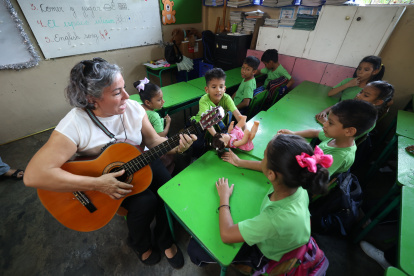 Maestra. Verónica Salazar, máster en Educación, compuso una canción para personas con discapacidad.