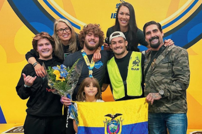 Roberto celebró la medalla de oro junto a su familia.