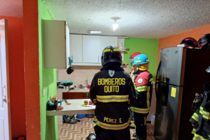 Miembros del Cuerpo de Bomberos ingresó a la vivienda para evacuar a los heridos