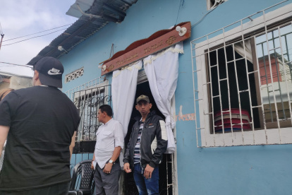 Suceso. Los menores que fueron asesinados por un grupo de sicarios están siendo velados en su domicilio, en el Guasmo Sur.