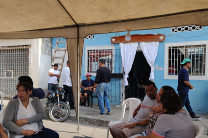 Los niños están siendo velados en la casa de un pariente de sus progenitores.