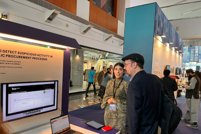 Mara Fortuny expone el proyecto Kapak durante la exposición de los "Prototipos para la Humanidad", en Dubái.