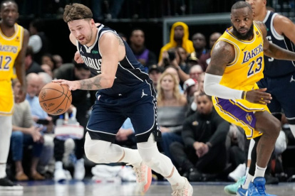 Luka Doncic de los Dallas Mavericks dominó las acciones durante el partido ante Los Angeles Lakers.