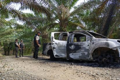 Mocache. Policías recorren la zona donde apareció el vehículo quemado