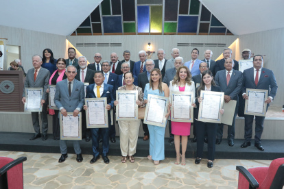 El grupo de condecorados posó para la cámara de EXPRESIONES.