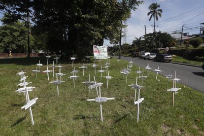 Vista general de varias cruces en un separador de una calle durante la instalación de la mesa de conversación socio jurídica para la construcción de paz con los grupos armados ilegales, hoy en Buenaventura (Colombia).