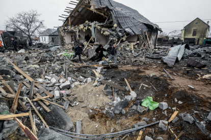 Una casa dañada por un ataque con misiles rusos en Kiev, Ucrania.