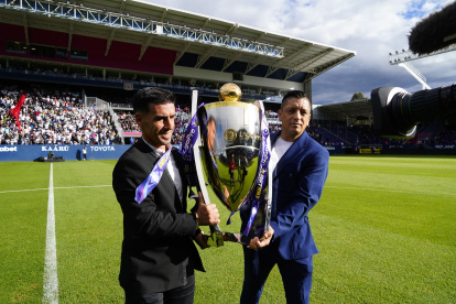 Mario Rizotto (i), como referente de Independiente del Valle, fue elegido  para ingresar con el trofeo de la LigaPro.