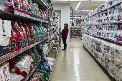 Una mujer compra en un mercado en Buenos Aires (Argentina), en una fotografía de archivo.