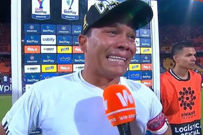 Carlos Bacca ex seleccionado cafetero entre lágrimas tras la obtención del título