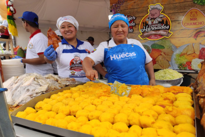 Una variedad gastronómica como hornado, fritada entre otros se ofertó en la feria