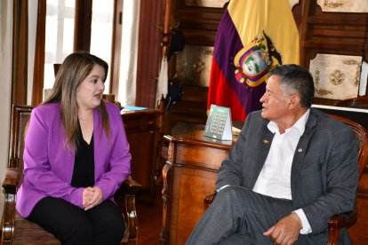 Saludo protocolar al Gobernador del Azuay, Milton Benitez, por parte de la Directora Distrital del MAG.