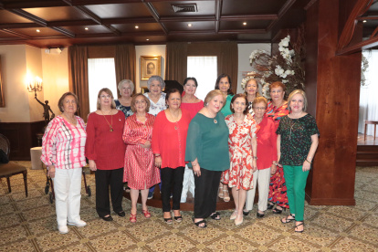 Las integrantes de este grupo pertenecen a diferentes generaciones de graduadas del Colegio Dolores Baquerizo
